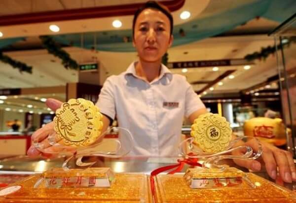 An-banh-trung-thu-dat-vang-loi-hay-hai-cho-suc-khoe.