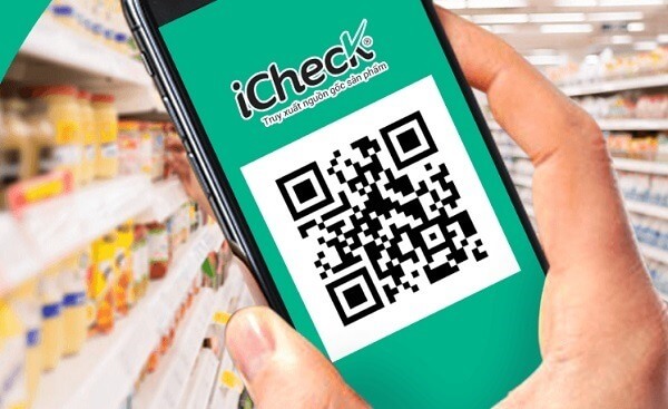 Nguoi-tieu-dung-de-dang-quet-ma-Qr-code-kiem-tra-hang-that-gia
