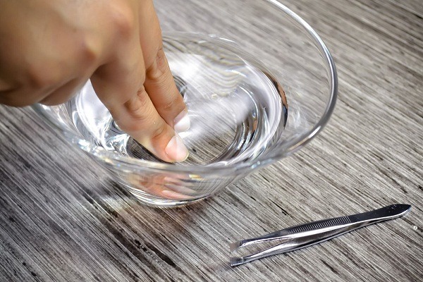 Cách lấy mảnh dằm khỏi da