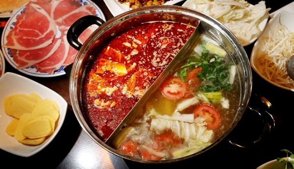 Quan sát màu sắc nồi lẩu