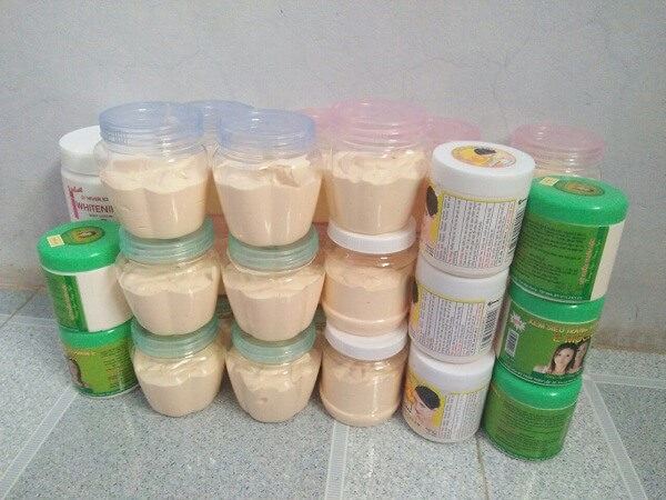 /nhung-loai-my-pham-dat-gia-lai-duoc-dung-trong-lo-nhua-ban-thiu