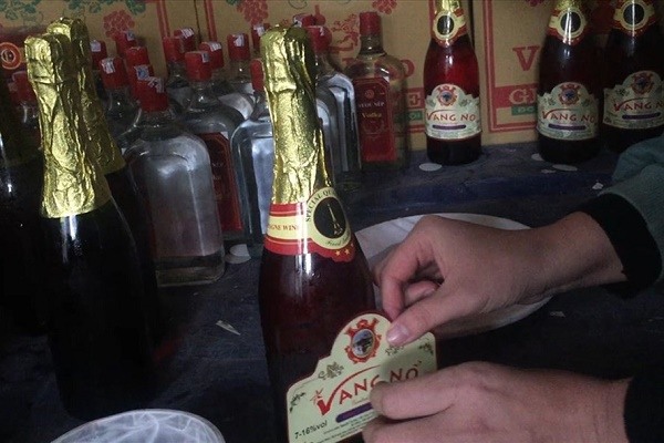 Rượu vang giả có gắn tem, nhãn Rượu vang giả có gắn tem, nhãn