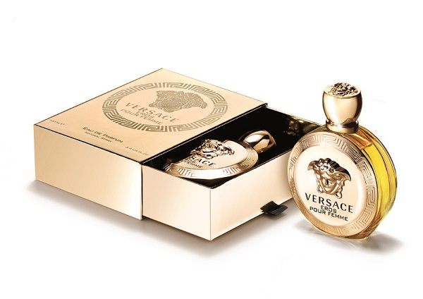 Quan sát vỏ chai nước hoa